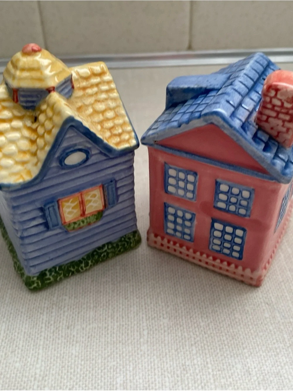 Avon VTG Cottage Collection House Salt and Pepper Shakers Set – 1997 Ceramic